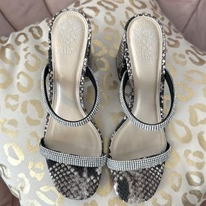 Vince Camuto Size 7.5 women’s gorgeous heels. Used but in amazing condition 🖤🩶